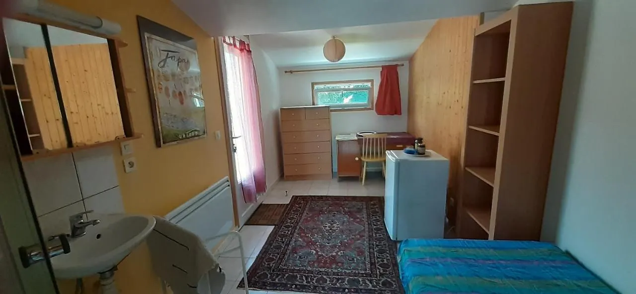 Chambre indépendante pour 1 personne sur jardin au calme Annecy 0*,  France